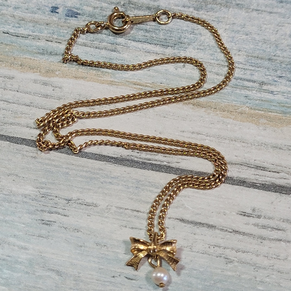 Avon small bow Pendant Necklace.